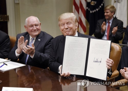 농업장려 행정명령에 서명한 트럼프(오른쪽) 