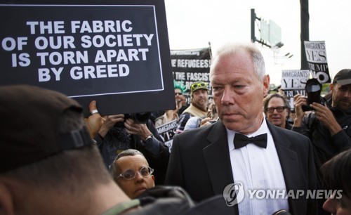 인트레피드 박물관서 열린 행사 참가자에게 야유를 퍼붓는 시위대