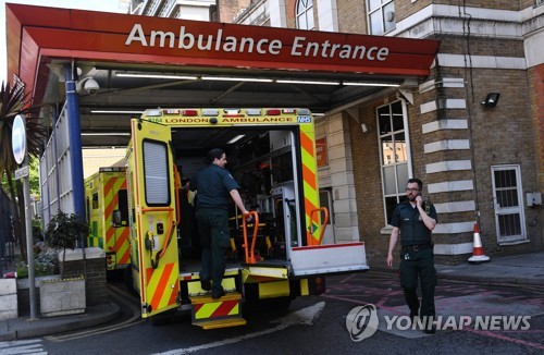 해킹 공격으로 업무에 차질을 빚은 영국 NHS 산하 병원에 대기 중인 구급차