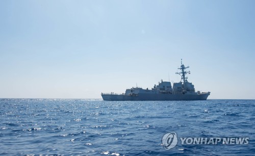 남중국해에서 항행의 자유 작전중인 미 해군 듀이함