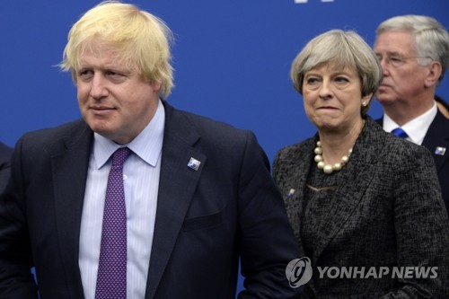 지난 5월 벨기에서 NATO 정상회의 참석한 존슨 장관과 메이 총리