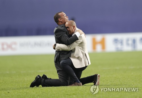 눈물 흘리는 두다멜 감독