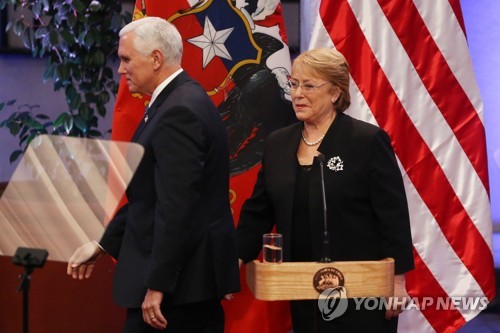 마이크 펜스 미국 부통령과 미첼 바첼레트 칠레 대통령(오른쪽)