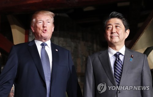 도널드 트럼프 미국 대통령(왼쪽)과 아베 신조(安倍晋三) 일본 초리[EPA=연합뉴스 자료사진]