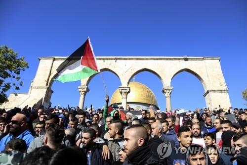 예루살렘 알악사 모스크에서 반미시위를 벌이는 팔레스타인 주민들