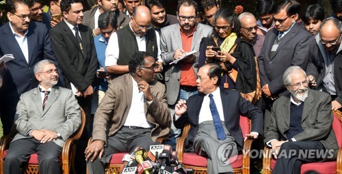 12일 인도 뉴델리에서 대법관 4명이 앉아 대법원장의 사건배당과 법원 행정을 비판하는 기자회견을 하고 있다.[EPA=연합뉴스 자료사진]
