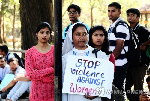 지난 5일 인도 남부 벵갈루루에서 여성에 대한 성범죄와 폭력에 항의하는 시위가 열리고 있다.[EPA=연합뉴스 자료사진]