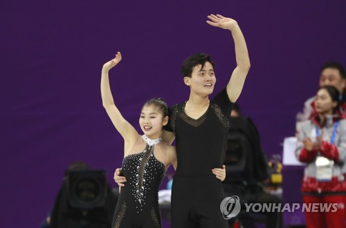 프리스케이팅 연기 펼치는 북한 렴대옥-김주식 페어