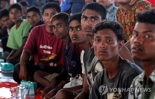 2018년 4월 20일 인도네시아 아체 주 비루에우엔 리젠시 해안에 좌초된 난민선에서 구조된 로힝야족 난민들이 인근 보호시설로 옮겨져 수용돼 있다. [EPA=연합뉴스]