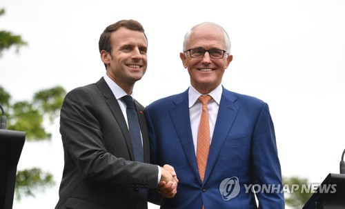 악수하는 프랑스와 호주 정상