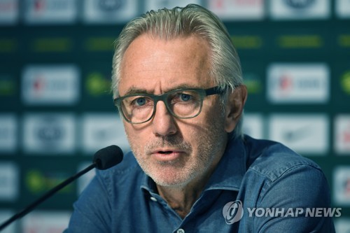 베르트 판마르베이크 호주 축구대표팀 감독이 7일 호주 시드니에사 38명의 러시아 월드컵 예비명단을 발표하고 있다.(EPA=연합뉴스)