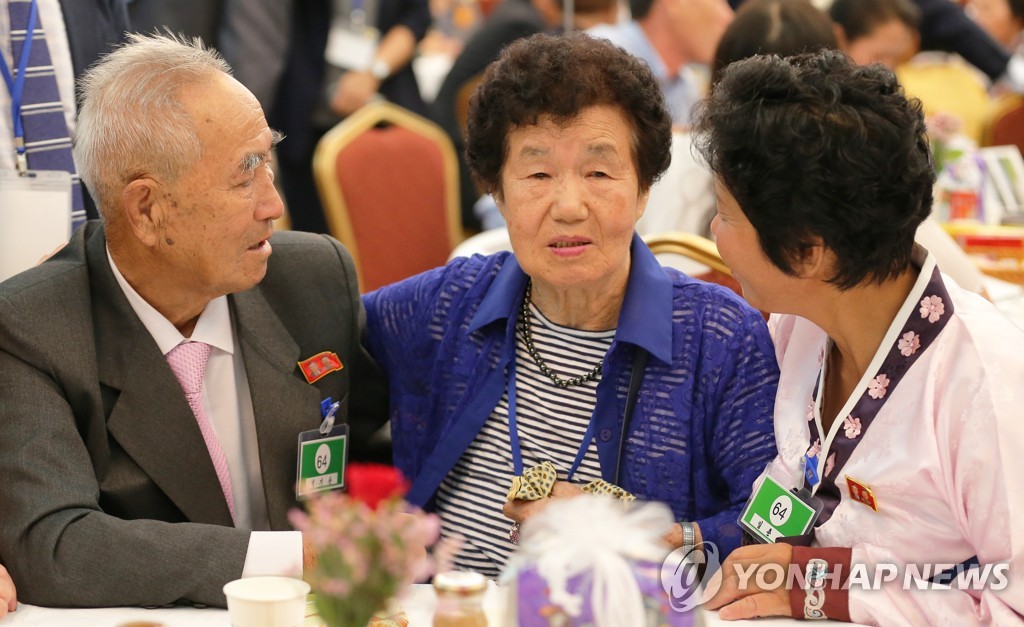 North Korean elder brother Lim Ki-san (L), 87, and his sister Lim Chun-seon (R), 88, meet with their South Korean family during the inter-Korean family reunions at the Mount Kumgang resort in North Korea on August 24, 2018, in this EPA file photo. Some 81 Koreans from separated families were scheduled to meet from August 24-26. (Yonhap)