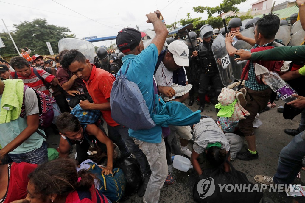 미국으로 가기 위해 국경 넘으려다 과테말라 경찰과 충돌한 이민자들