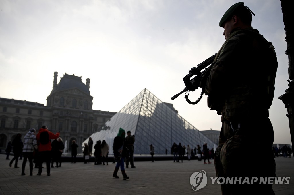 프랑스 파리 루브르박물관 앞에서 경계근무하는 프랑스군 병사[EPA=연합뉴스 자료사진]