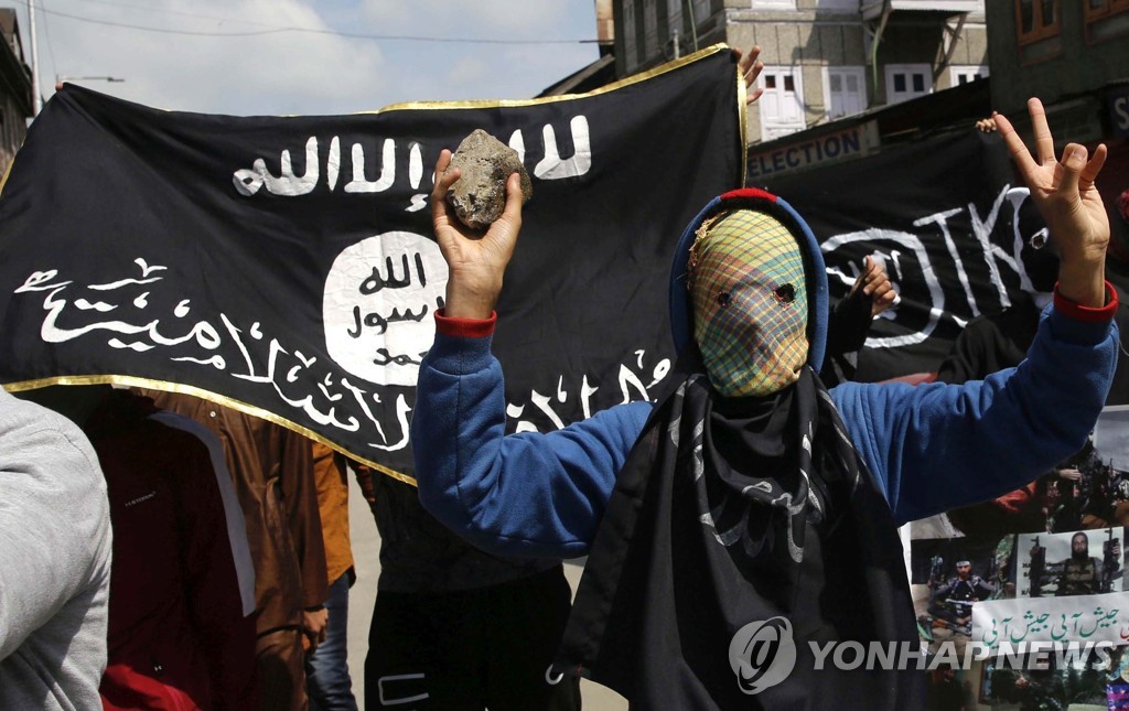 올해 6월 IS 깃발 들고 행진하는 카슈미르의 무슬림 청년 시위대