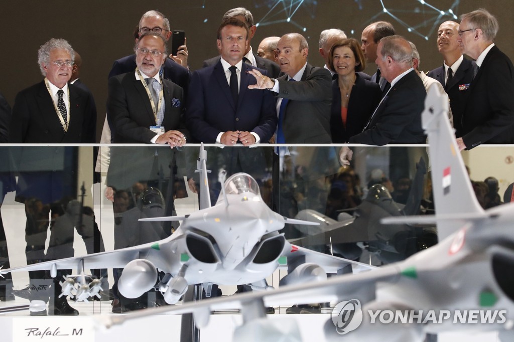 2019년 파리 에어쇼에 함께 참석해 라팔 전투기 모형을 둘러보는 올리비에 다소 의원(왼쪽에서 두번째)과 에마뉘엘 마크롱 프랑스 대통령(가운데) [EPA=연합뉴스 자료사진]