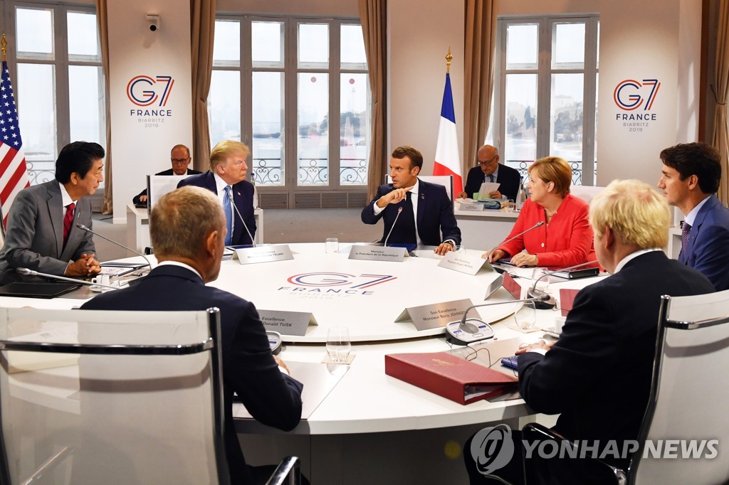 25일(현지시간) 프랑스 비아리츠에서 한 테이블에 마주 앉은 G7 정상들 [EPA=연합뉴스]