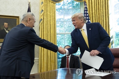 시진핑 중국 국가주석의 친서를 전달받고 류허 중국 부총리(왼쪽)와 악수하는 트럼프 대통령