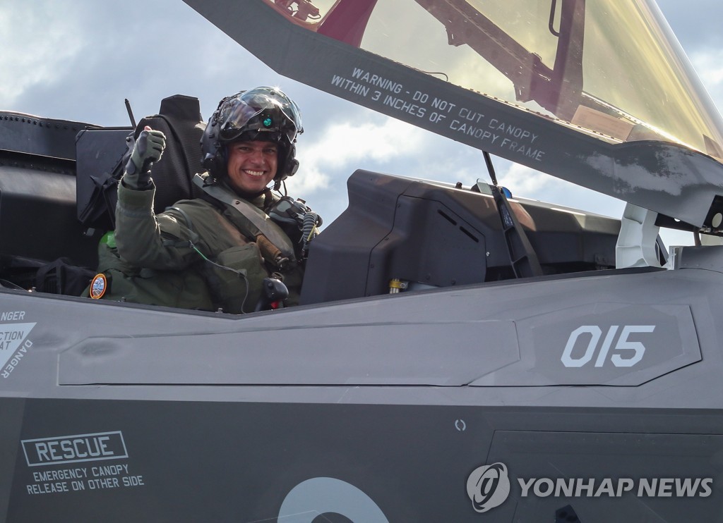 USA BRITAIN FIRST JETS LAND ONBOARD HMS QUEEN ELIZABETH
