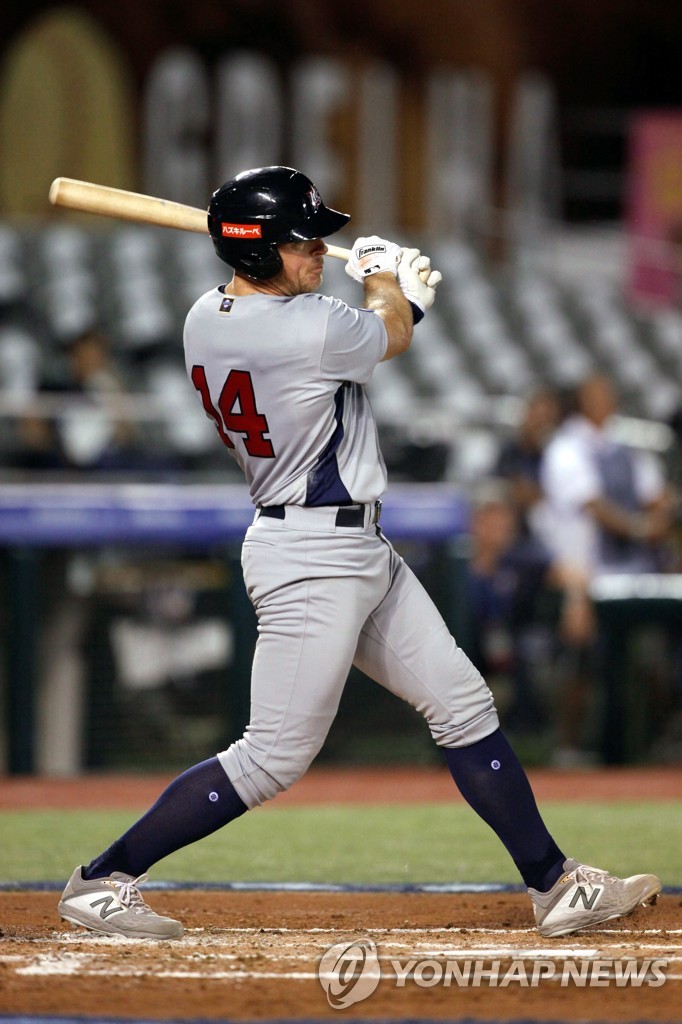 In this EPA file photo from Nov. 4, 2019, Erik Kratz of the United States takes a swing against the Dominican Republic during the teams' Group A game at the World Baseball Softball Confederation (WBSC) Premier12 at Charros de Jalisco Stadium in Zapopan, Mexico. (Yonhap)