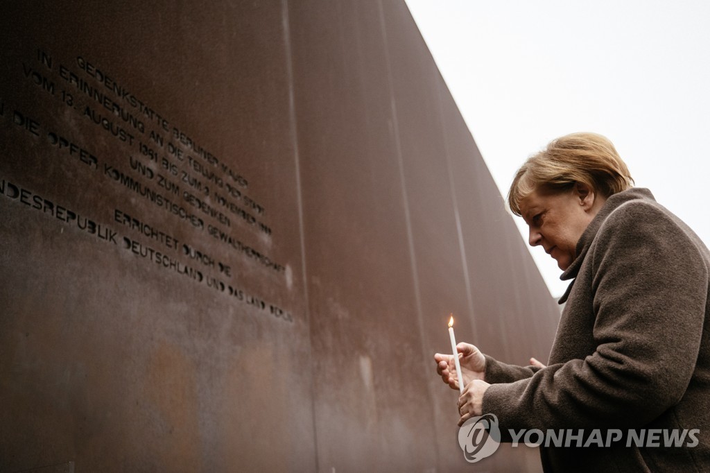 베를린 장벽붕괴 기념행사에서 희생자를 추모하는 메르켈 총리 [EPA=연합뉴스]