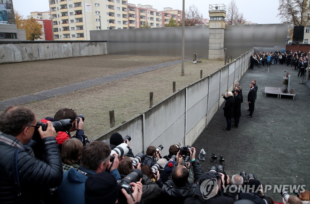 남아있는 장벽 앞에 있는 슈타인마이어 대통령과 동유럽 국가 정상들 [EPA=연합뉴스]