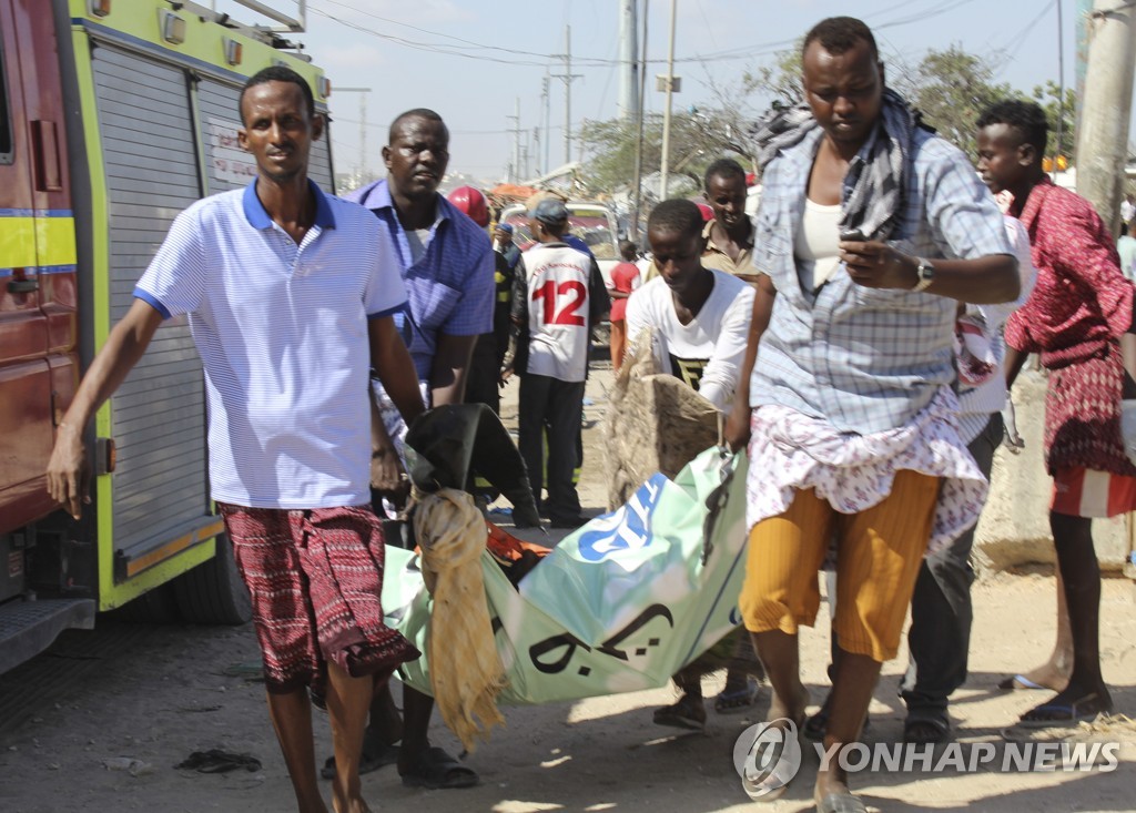  작년 12월 28일 소말리아 수도 모가디슈에서 벌어진 차량 폭탄공격의 부상자를 옮기는 소말리아 청년들