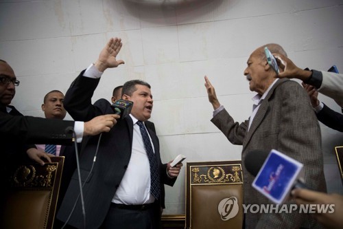5일 의장 취임 선서하는 파라(왼쪽)