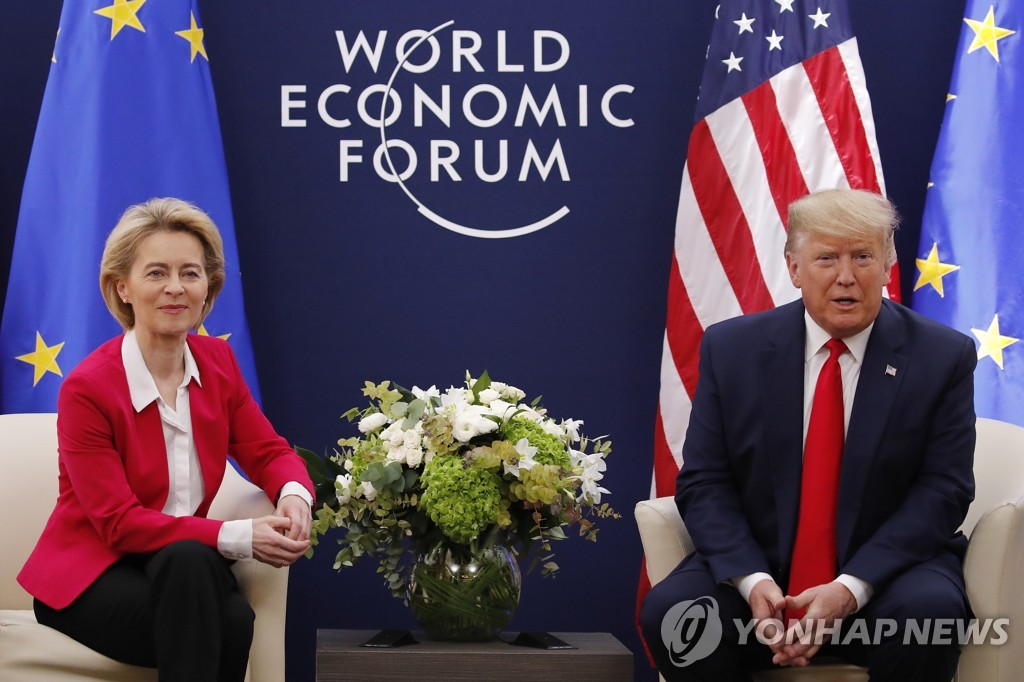 우르줄라 폰데어라이엔 유럽연합(EU) 집행위원장(왼쪽)과 도널드 트럼프 미국 대통령이 지난 21일(현지시간) 스위스 다보스에서 열린 세계경제포럼(WEF·다보스포럼)에서 회동하고 있다. [EPA=연합뉴스]