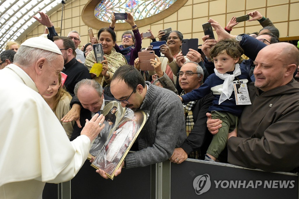 신자들과 인사하는 프란치스코 교황(왼쪽). [EPA=연합뉴스]