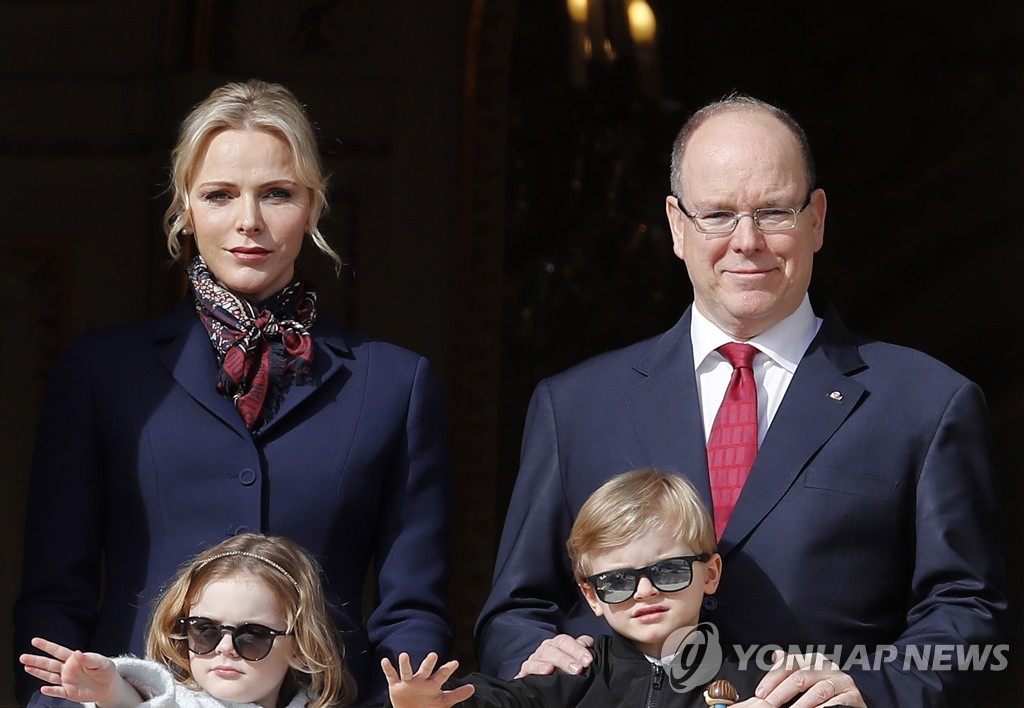 모나코 공국의 군주 알베르 2세(오른쪽)와 그의 가족의 지난 1월 27일 모습. [EPA=연합뉴스 자료사진]