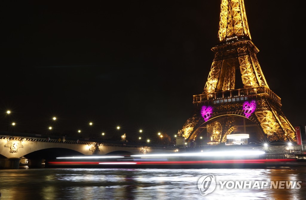 '핑크빛 파리'…발렌타인 기념 불 밝힌 프랑스 에펠탑