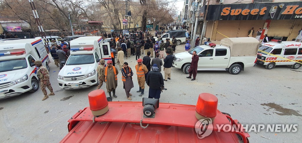 17일(현지시간) 파키스탄 도시 퀘타 폭탄 폭발 현장 [EPA=연합뉴스]