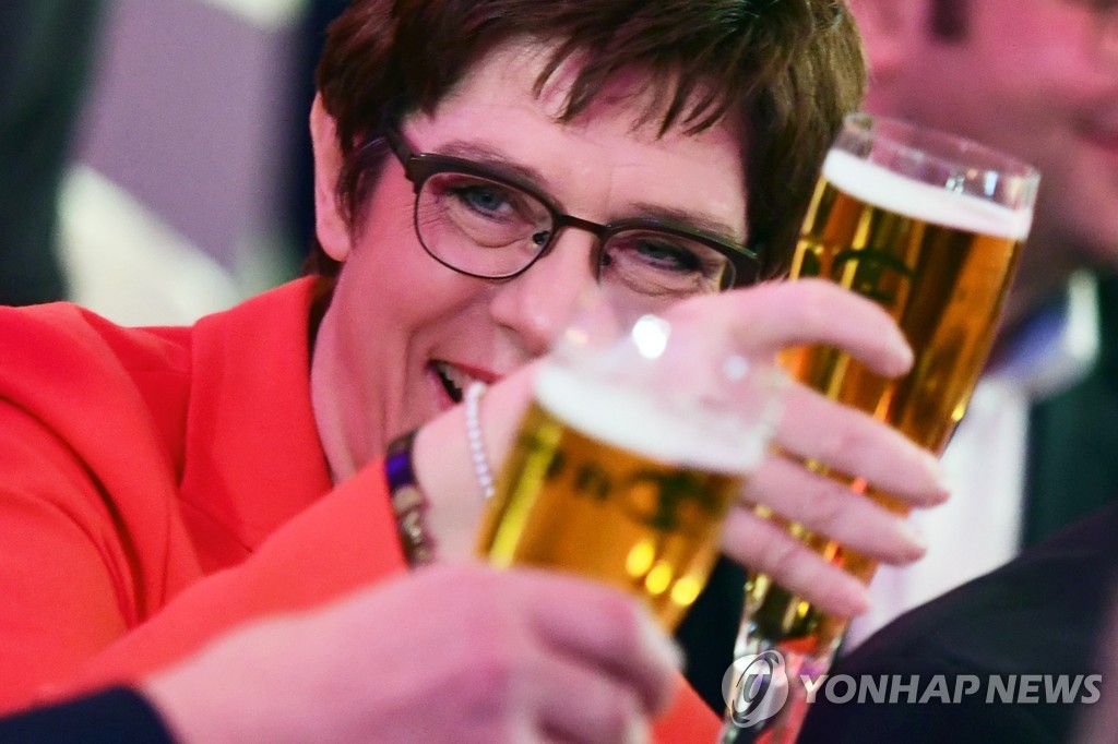 독일에서 코로나19 확산시 시작된 즈음인 지난달 26일 기독민주당 행사장에서 맥주를 마시는 안내그레트 크람프-카렌바우어 국방장관 [EPA=연합뉴스]