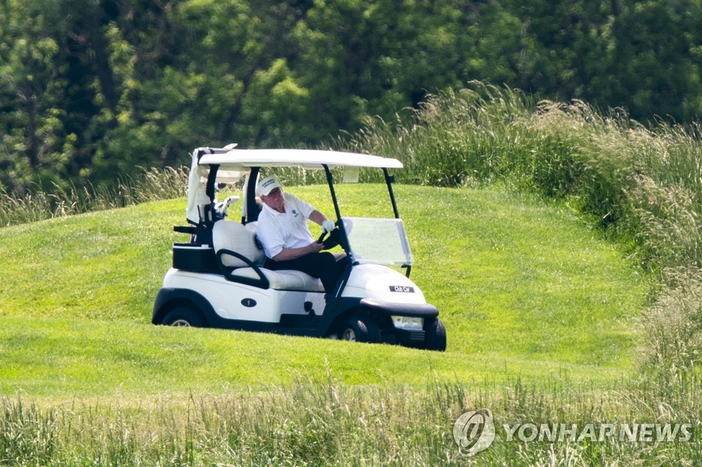 혼자서 골프 카트 모는 트럼프 대통령