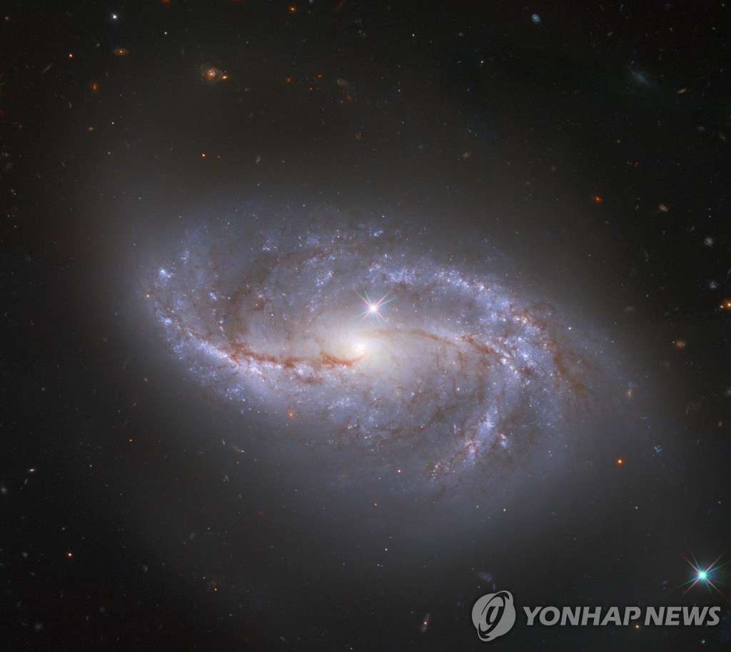나사 허블 우주망원경에 포착된 소용돌이 은하 