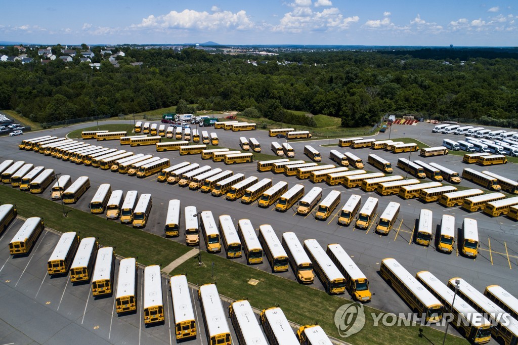 학교 정상화 기다리는 미국 스쿨버스 차고지
