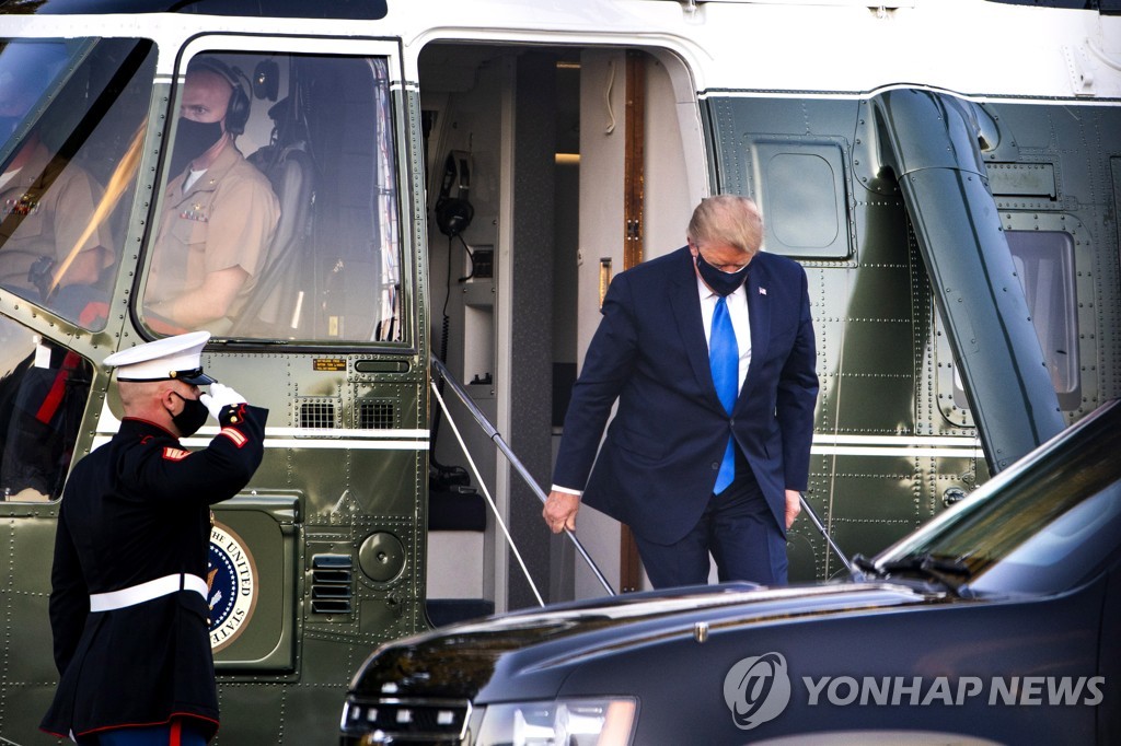 2일(현지시간) 미국 메릴랜드주의 월터 리드 군병원에 도착한 도널드 트럼프 대통령이 전용헬기에서 내리고 있다. [EPA=연합뉴스]