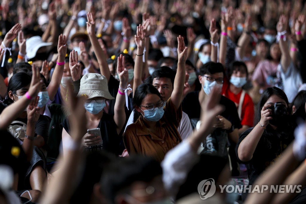 태국 반정부 시위의 상징 '세 손가락 경례'