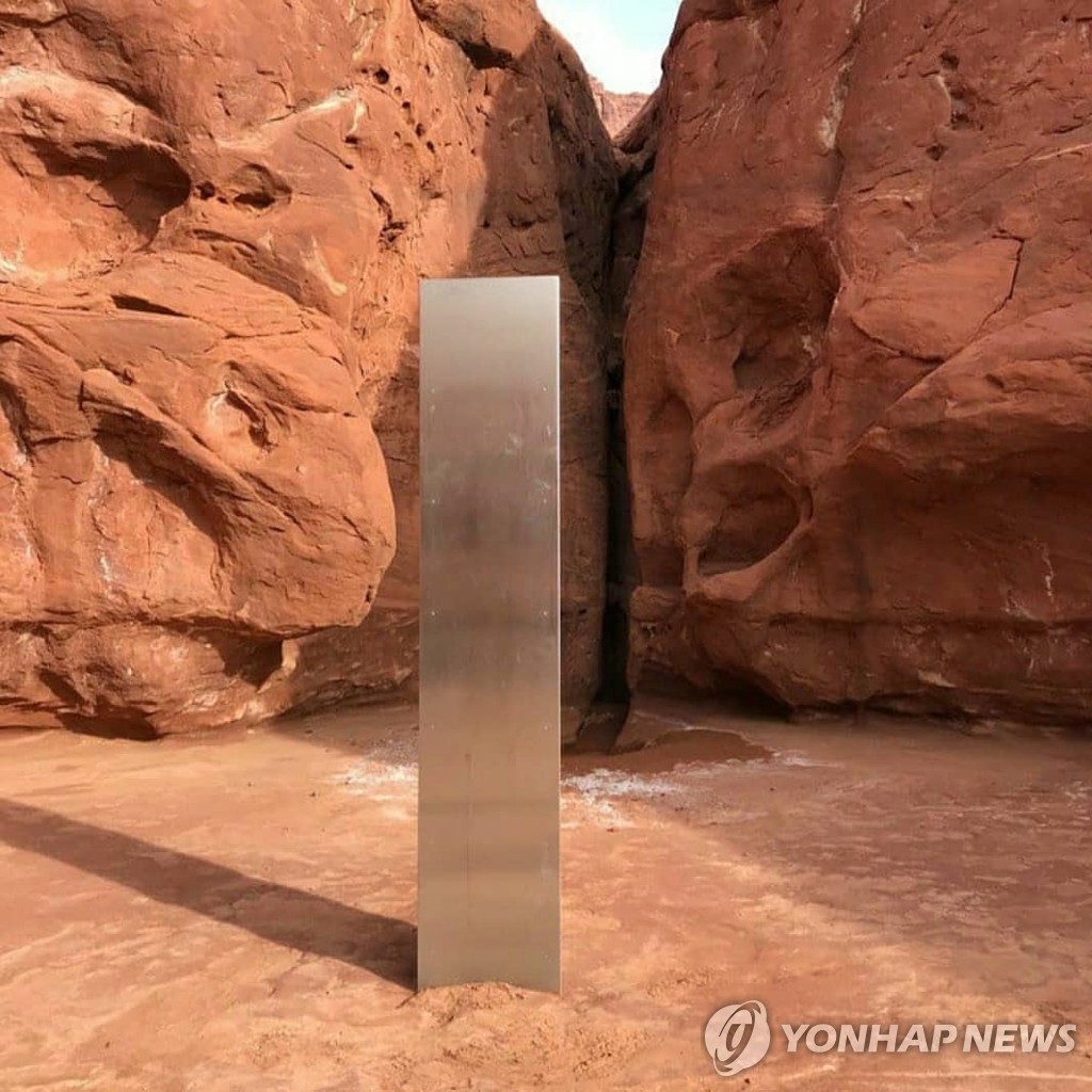 미국 유타주 사막에서 발견된 3.6ｍ짜리 금속 삼각기둥