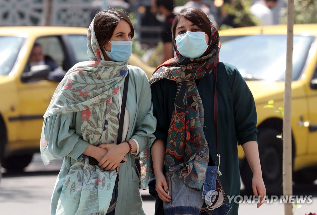 마스크 착용한 이란 수도 테헤란 시민