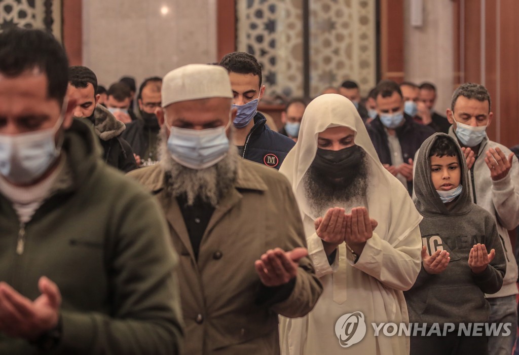 마스크 착용한 팔레스타인 무슬림