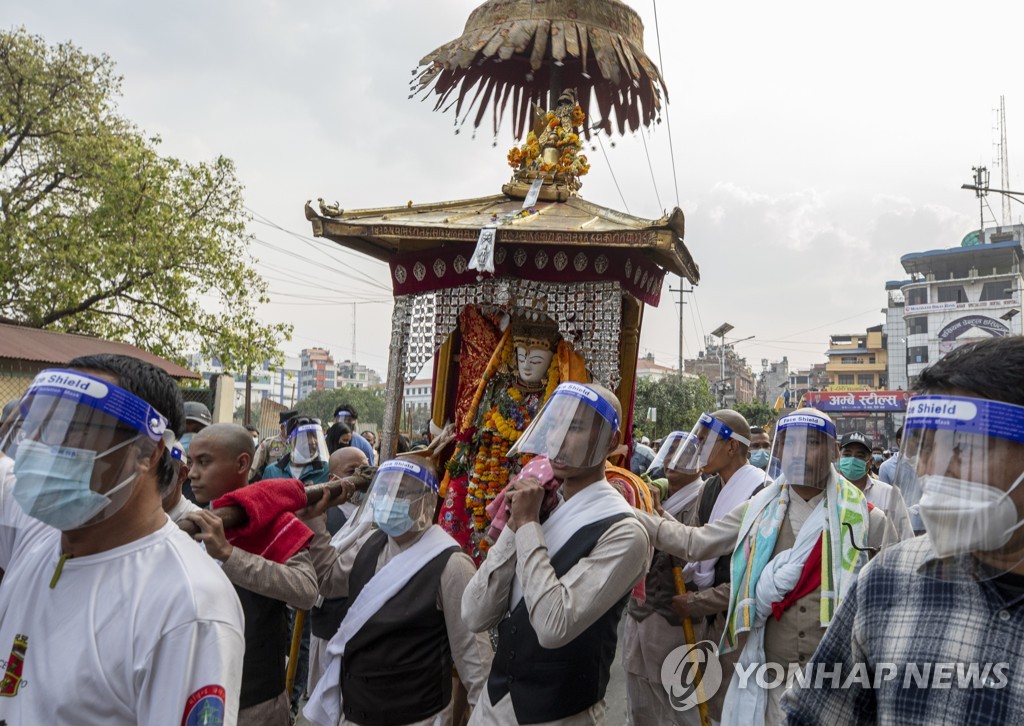 ′단비기원 전차 행렬′…네팔 라토 마친드라나트 축제