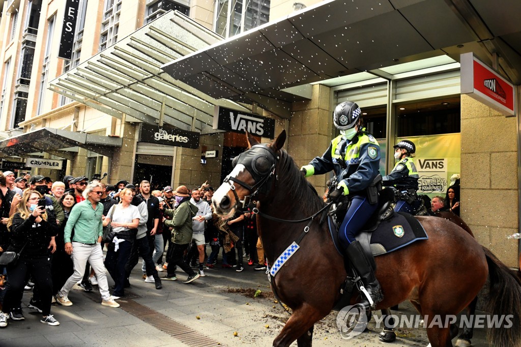 최근 델타 변이 확산으로 몸살을 앓고 있는 호주 뉴사우스웨일스(NSW)주 시드니에서 열린 코로나19 봉쇄령 반대 시위
