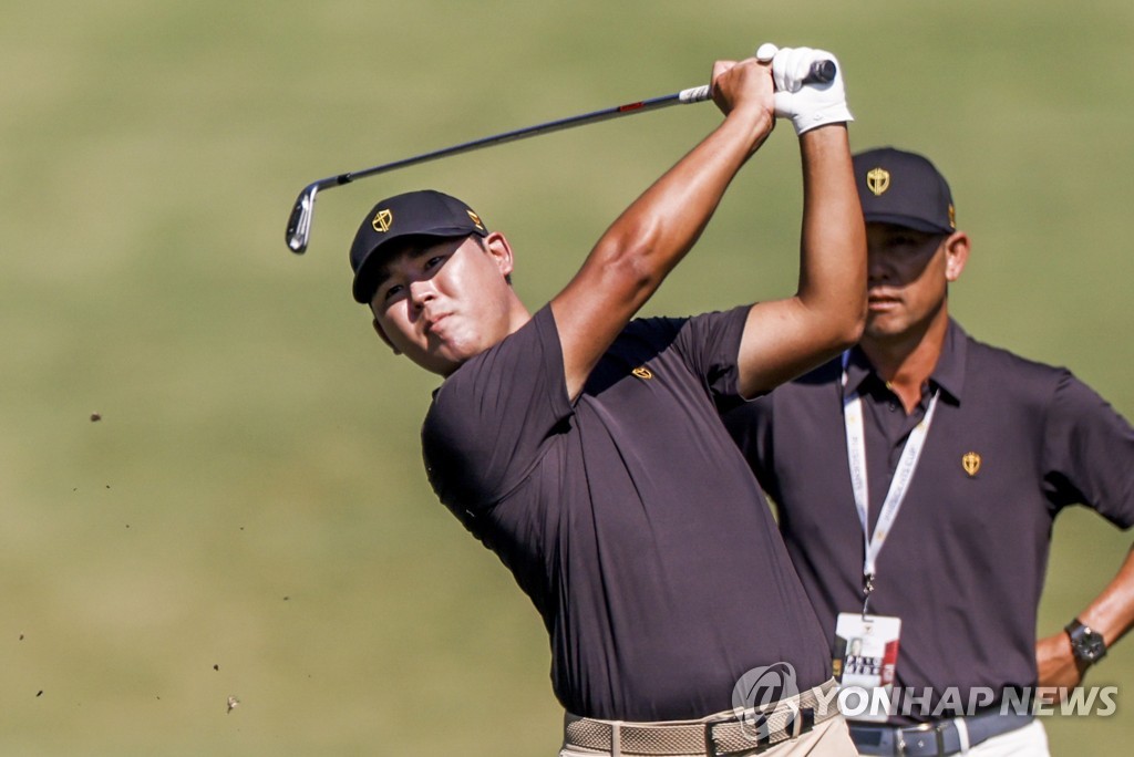 In this EPA photo, Kim Si-woo of South Korea hits a shot on the seventh hole during a practice round for the Presidents Cup at Quail Hollow Club in Charlotte, North Carolina, on Sept. 20, 2022. (Yonhap)