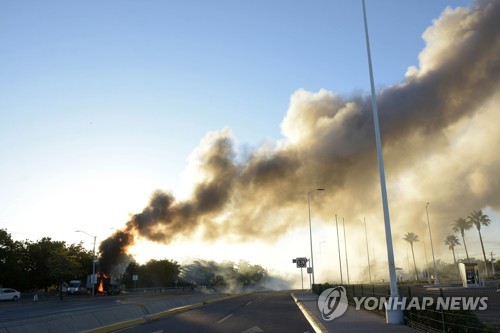 검은 연기 피어오르는 멕시코 쿨리아칸 시내