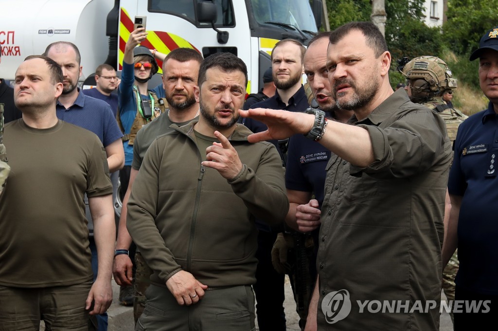 헤르손 방문한 젤렌스키 대통령