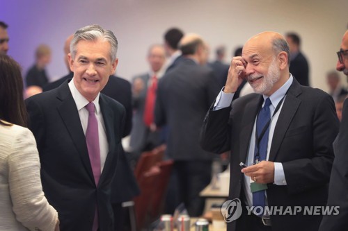 제롬 파월(왼쪽) 현 연준 의장과 벤 버냉키 전 의장