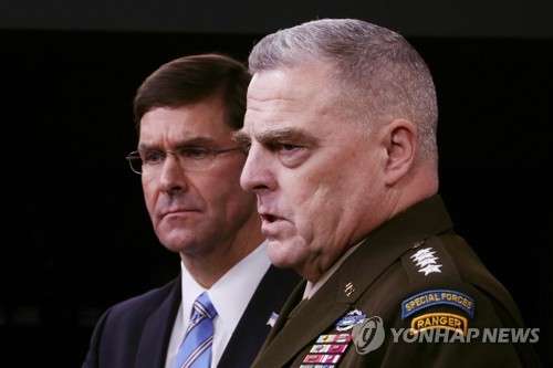 마크 에스퍼 국방장관(왼쪽)과 함께 선 마크 밀리 미 합참의장