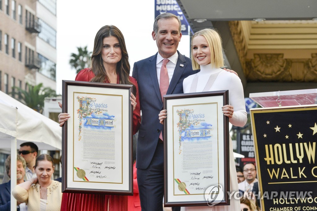 US-KRISTEN-BELL-AND-IDINA-MENZEL-ARE-HONORED-WITH-STARS-ON-THE-H